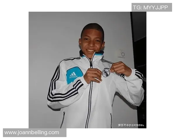 足球明星偶遇偶像瞬间感动心灵的故事与梦想的交汇 足球明星偶遇偶像瞬间感动心灵的故事与梦想的交汇